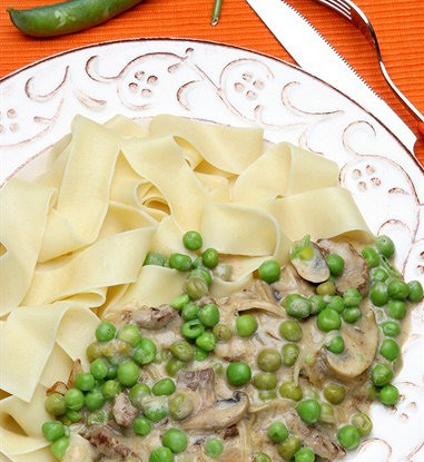 Спагетти с горошком и белыми грибами