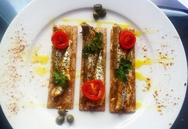 Корюшка с каперсами и помидорами черри