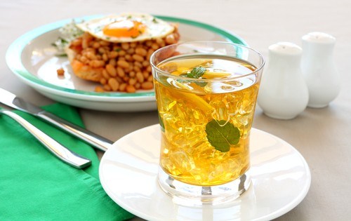 Холодный зеленый чай с лимоном и мятой