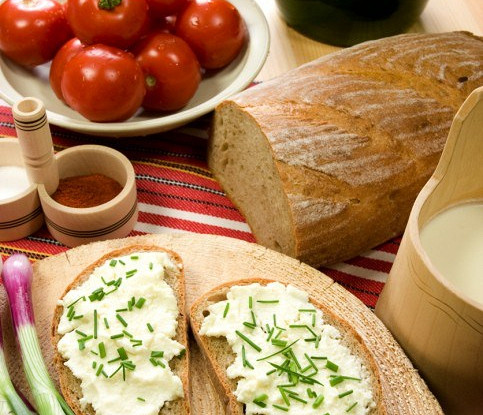 Бутерброды с творожным кремом и луком