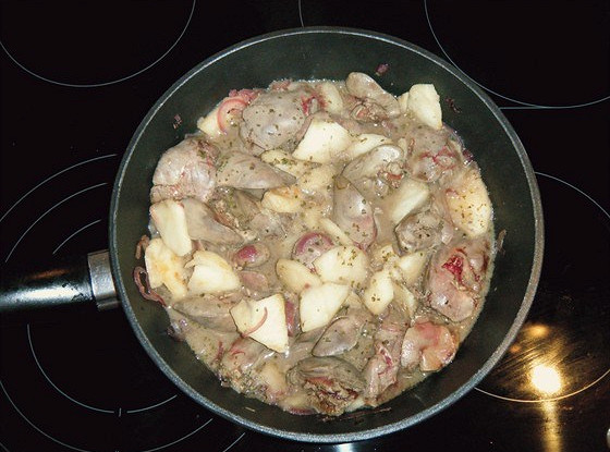 Куриная печень тушеная с яблоком и белым вином