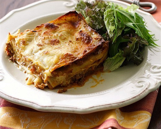 Лазанья с соусом бешамель, марсалой, пармезаном и луком-шалот
