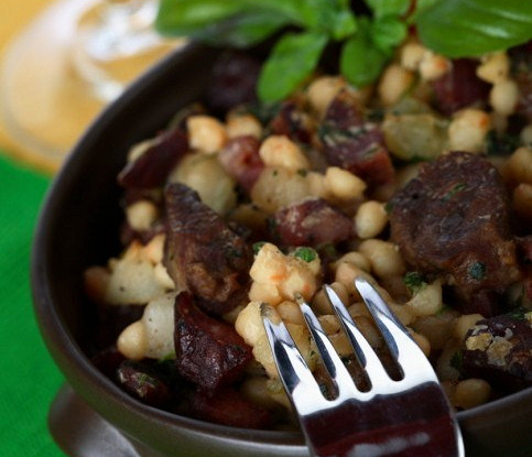 Рагу из баранины с курагой, черной смородиной и картофелем