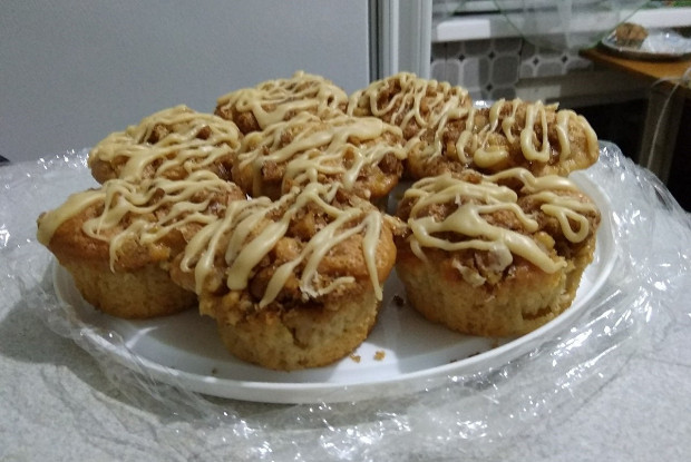 Яблочные маффины на кефире с карамелью