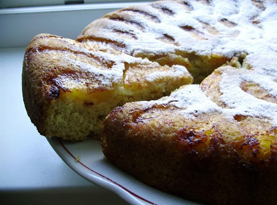 Шарлотка с вишней