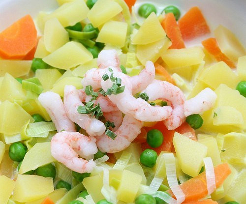 Салат из креветок с овощами