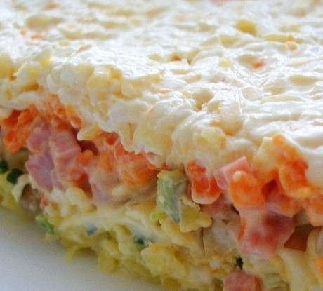 Слоеный салат с грибами, ветчиной и плавленым сыром