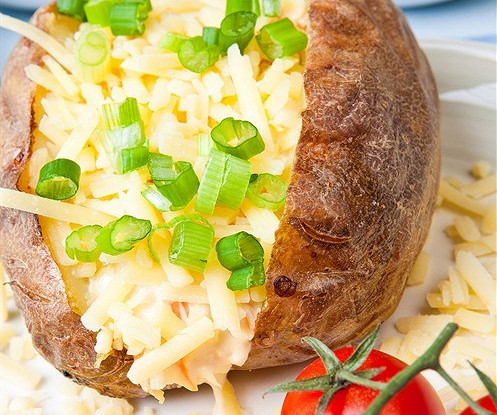 Картофель в мундире, фаршированный луком-пореем и сырами