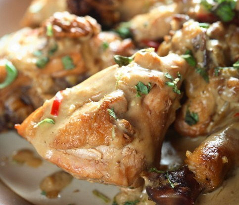 Курица в лимонно-медовом соусе с кедровыми орешками