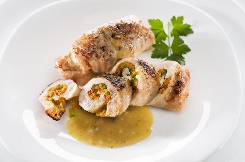 Фаршированные куриные грудки с томатами, козьим сыром и спаржей