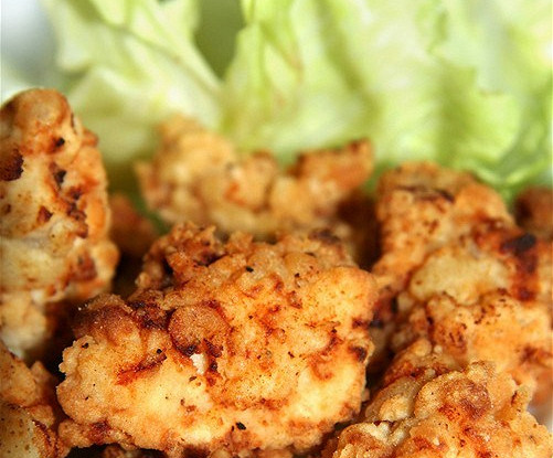 Маринованная имбирная курица с красным перцем, зеленым луком и лаймом