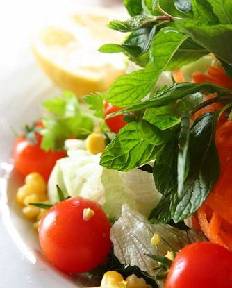 Салат из разноцветных черри с кукурузой и базиликом