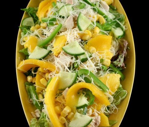 Куриный салат с манго, огурцом, красным перцем и медово-горчичной заправкой