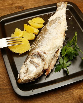Сибас с розмарином, запеченный в соляной корке