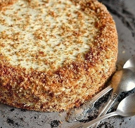 Банановый торт с орехами