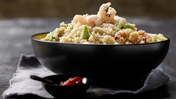 Острый салат с кускусом, креветками и авокадо