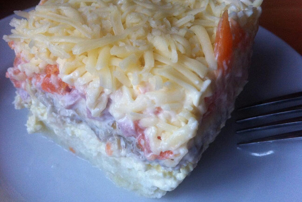 Слоеный салат с грибами и ветчиной