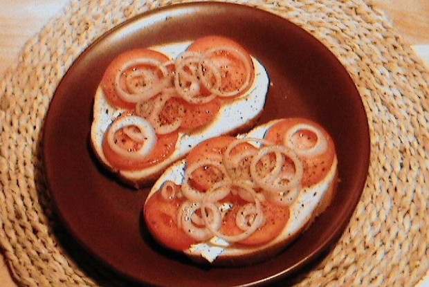 Закусочные бутерброды с помидором и луком