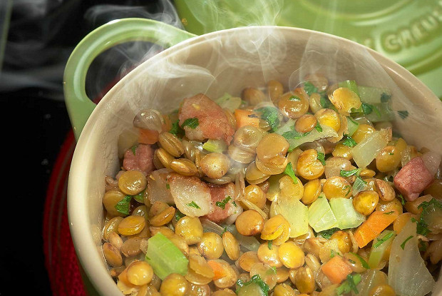 Зеленая чечевица с овощами