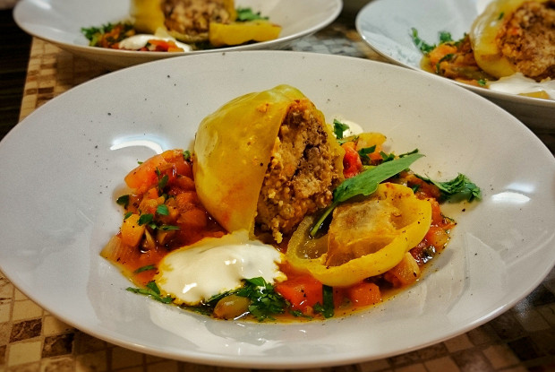Перцы, фаршированные печенью и мясом индейки с овощной сальсой