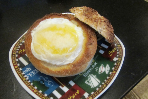 Яичница с колбасой в булке
