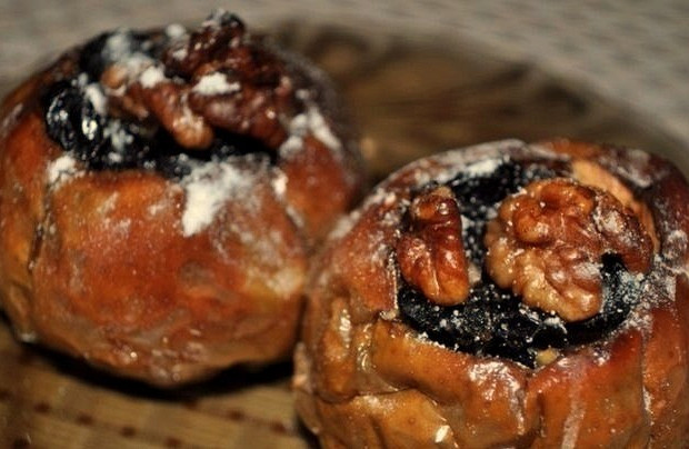 Запеченные яблоки с изюмом